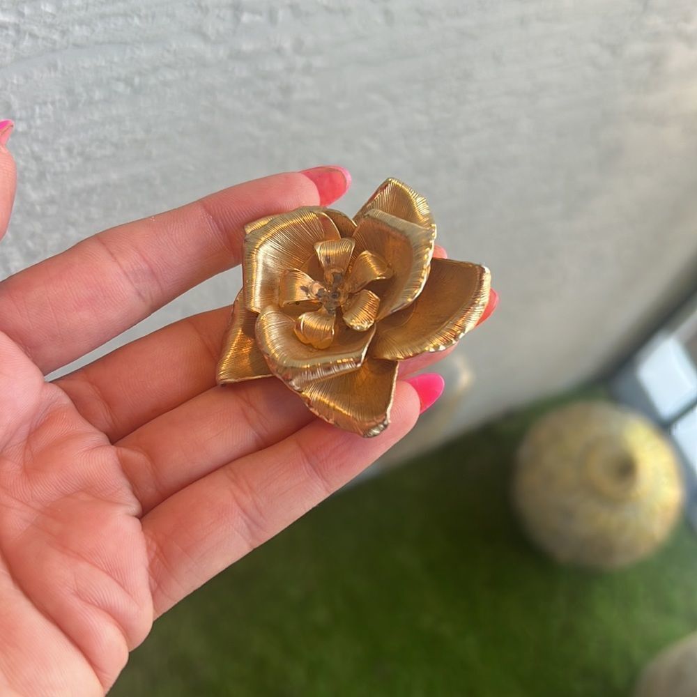 Beautiful Gold Flower Pin Brooch - Flower Gold - Pin in Back - Like New
